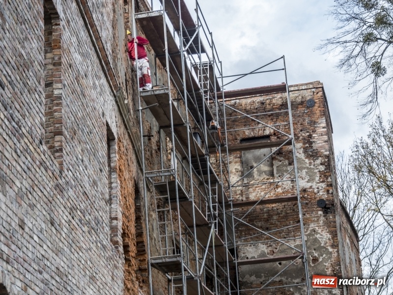 Zdjęcie w galerii na portalu naszraciborz.pl: Trwa odbudowa zamku w Tworkowie. Zobaczcie co widać z punktu widokowego na wieży wiadomości z regionu