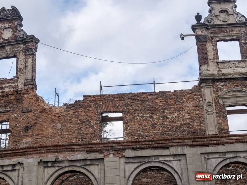 Zdjęcie w galerii na portalu naszraciborz.pl: Trwa odbudowa zamku w Tworkowie. Zobaczcie co widać z punktu widokowego na wieży wiadomości z regionu