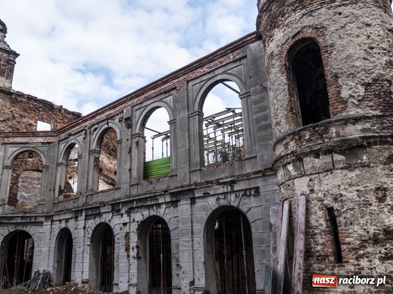 Zdjęcie w galerii na portalu naszraciborz.pl: Trwa odbudowa zamku w Tworkowie. Zobaczcie co widać z punktu widokowego na wieży wiadomości z regionu