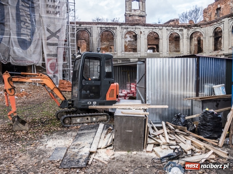 Zdjęcie w galerii na portalu naszraciborz.pl: Trwa odbudowa zamku w Tworkowie. Zobaczcie co widać z punktu widokowego na wieży wiadomości z regionu