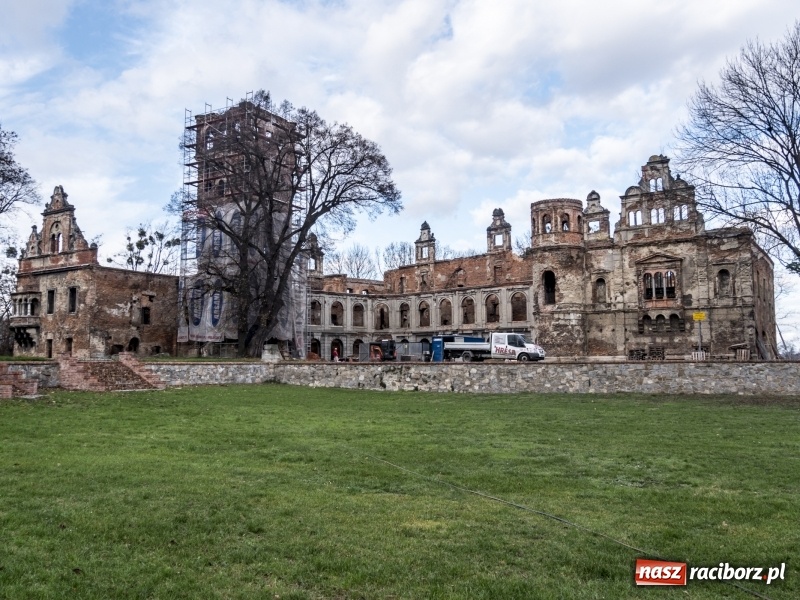 Zdjęcie w galerii na portalu naszraciborz.pl: Trwa odbudowa zamku w Tworkowie. Zobaczcie co widać z punktu widokowego na wieży wiadomości z regionu