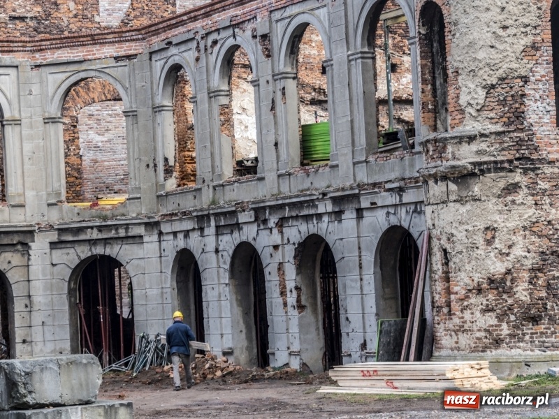 Zdjęcie w galerii na portalu naszraciborz.pl: Trwa odbudowa zamku w Tworkowie. Zobaczcie co widać z punktu widokowego na wieży wiadomości z regionu