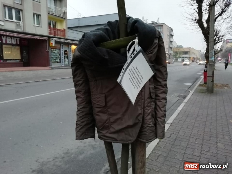 Zdjęcie w galerii na portalu naszraciborz.pl: Kto i po co zostawił kurtkę na Opawskiej? wiadomości z regionu