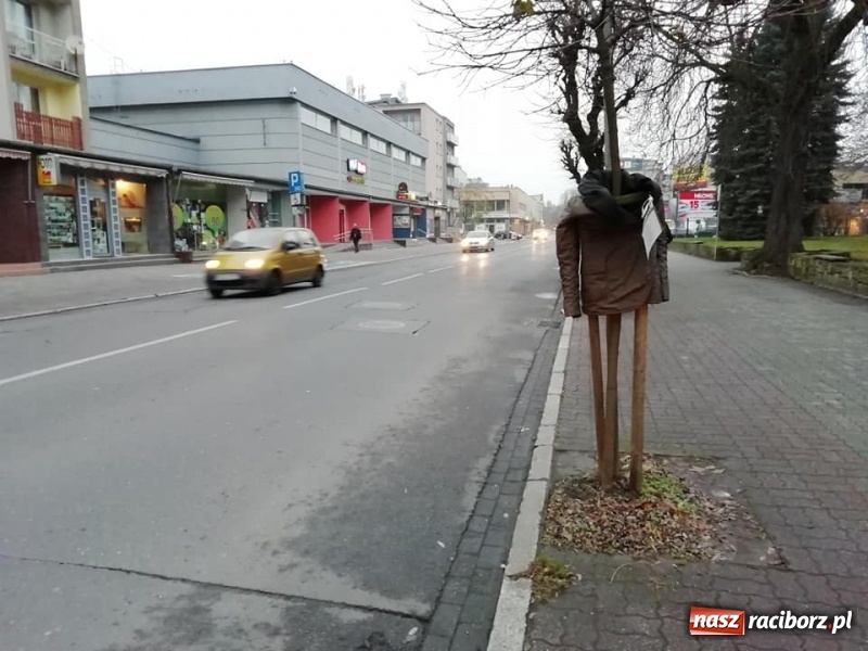 Zdjęcie w galerii na portalu naszraciborz.pl: Kto i po co zostawił kurtkę na Opawskiej? wiadomości z regionu