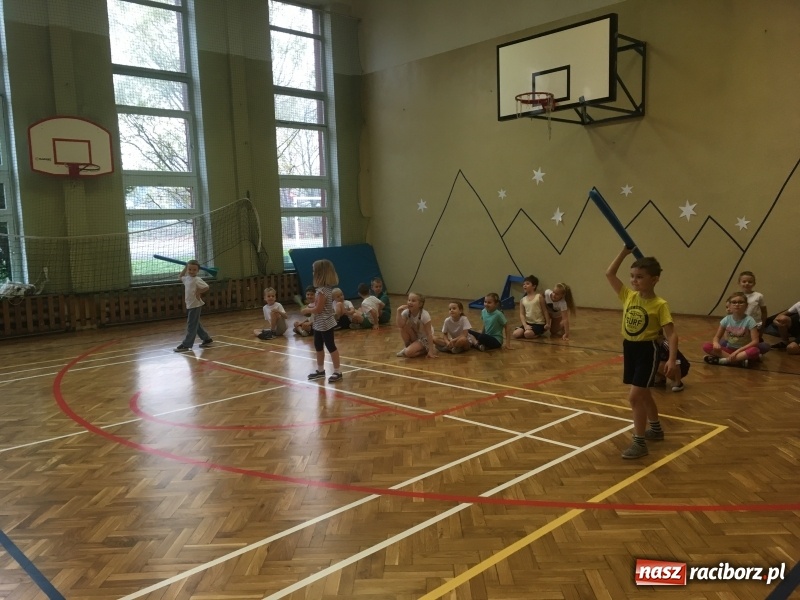 Zdjęcie w galerii na portalu naszraciborz.pl: Spotkanie z królową sportu w Szkole Podstawowej nr 18 wiadomości z regionu