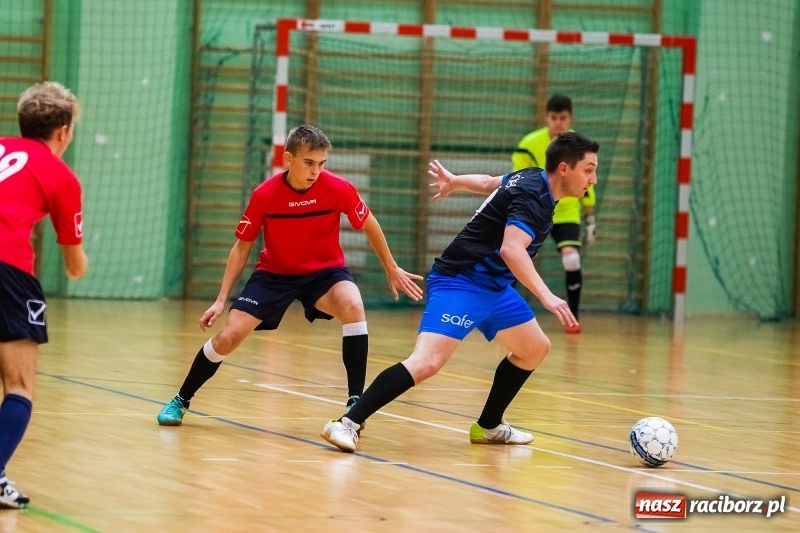 Zdjęcie w galerii na portalu naszraciborz.pl: Niedzielne starcia w Halowej Lidze Piłki Nożnej wiadomości z regionu