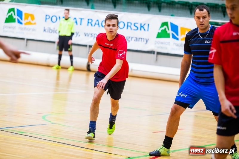 Zdjęcie w galerii na portalu naszraciborz.pl: Niedzielne starcia w Halowej Lidze Piłki Nożnej wiadomości z regionu