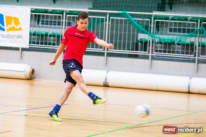 Zdjęcie w galerii na portalu naszraciborz.pl: Niedzielne starcia w Halowej Lidze Piłki Nożnej wiadomości z regionu