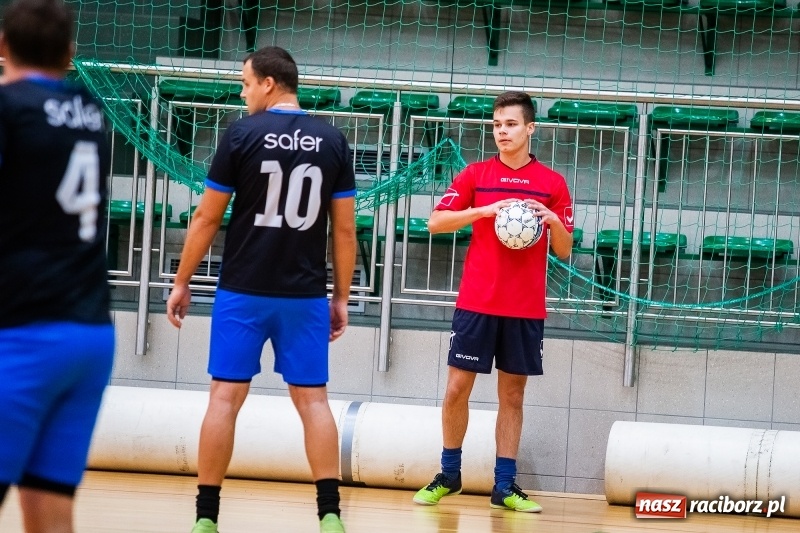Zdjęcie w galerii na portalu naszraciborz.pl: Niedzielne starcia w Halowej Lidze Piłki Nożnej wiadomości z regionu