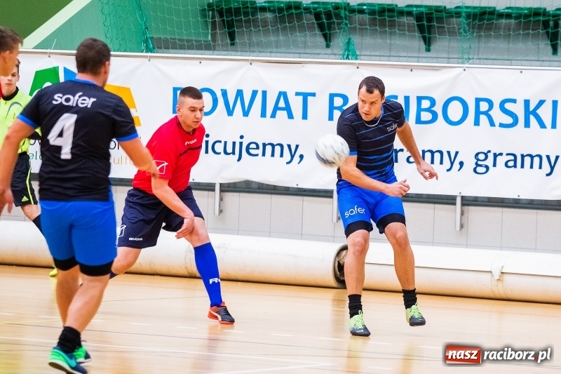Zdjęcie w galerii na portalu naszraciborz.pl: Niedzielne starcia w Halowej Lidze Piłki Nożnej wiadomości z regionu