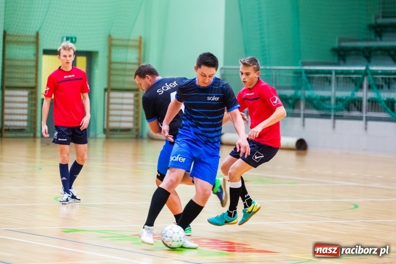 Zdjęcie w galerii na portalu naszraciborz.pl: Niedzielne starcia w Halowej Lidze Piłki Nożnej wiadomości z regionu