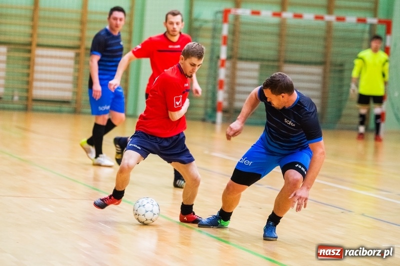 Zdjęcie w galerii na portalu naszraciborz.pl: Niedzielne starcia w Halowej Lidze Piłki Nożnej wiadomości z regionu