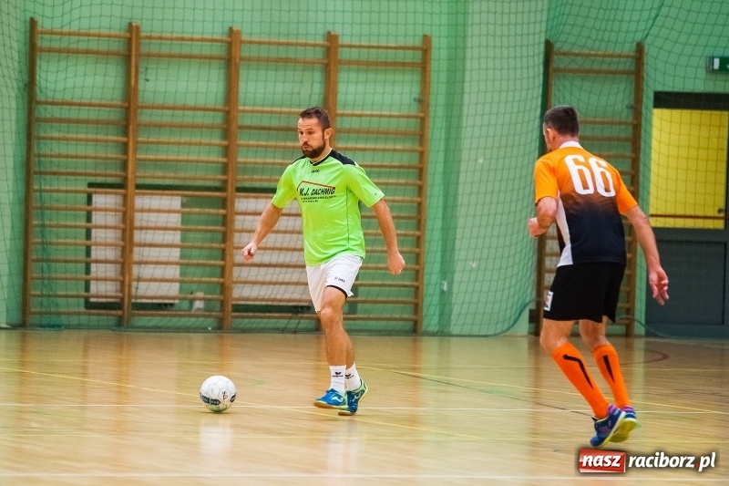 Zdjęcie w galerii na portalu naszraciborz.pl: Niedzielne starcia w Halowej Lidze Piłki Nożnej wiadomości z regionu