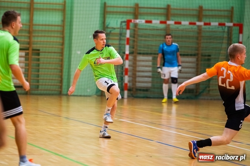 Zdjęcie w galerii na portalu naszraciborz.pl: Niedzielne starcia w Halowej Lidze Piłki Nożnej wiadomości z regionu