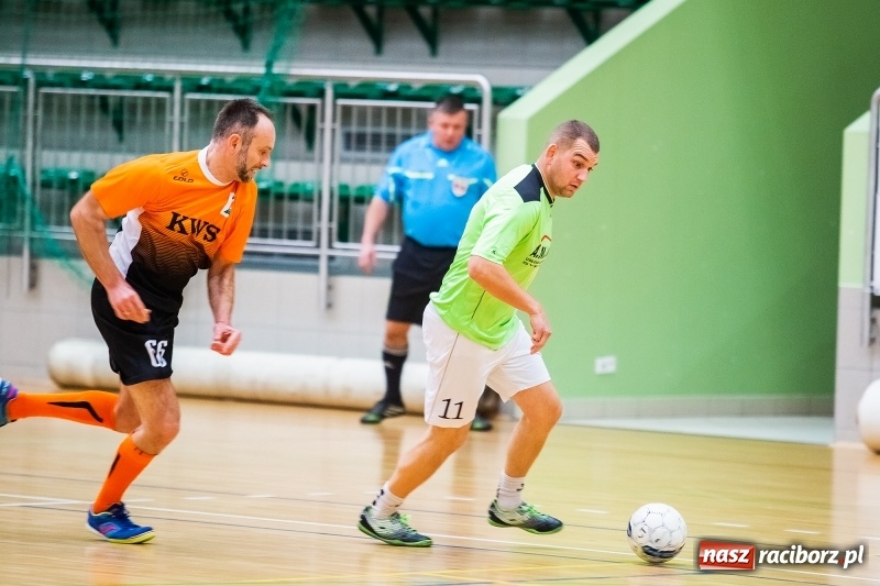 Zdjęcie w galerii na portalu naszraciborz.pl: Niedzielne starcia w Halowej Lidze Piłki Nożnej wiadomości z regionu