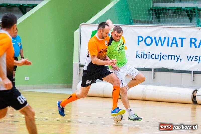 Zdjęcie w galerii na portalu naszraciborz.pl: Niedzielne starcia w Halowej Lidze Piłki Nożnej wiadomości z regionu
