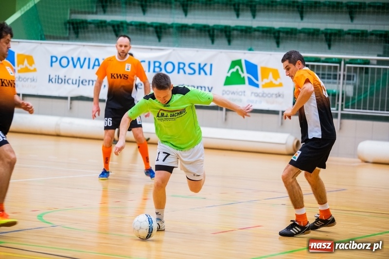 Zdjęcie w galerii na portalu naszraciborz.pl: Niedzielne starcia w Halowej Lidze Piłki Nożnej wiadomości z regionu