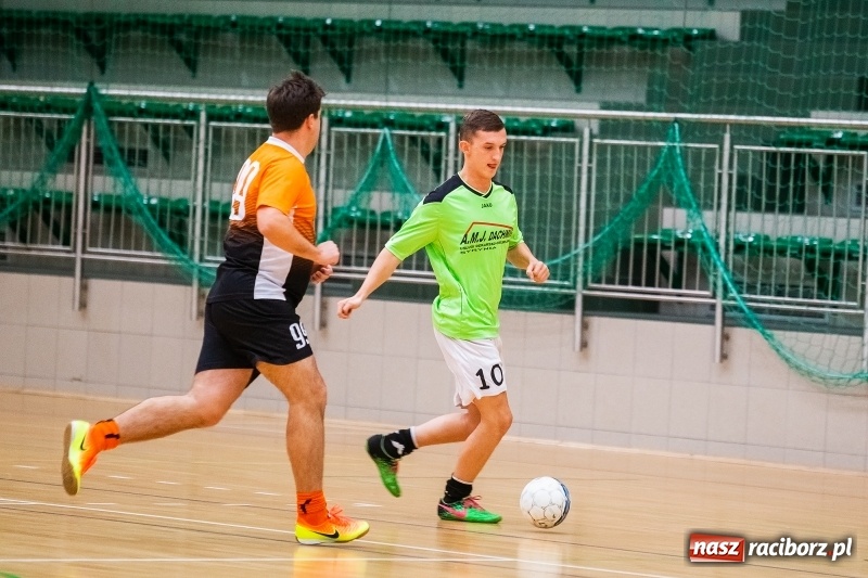 Zdjęcie w galerii na portalu naszraciborz.pl: Niedzielne starcia w Halowej Lidze Piłki Nożnej wiadomości z regionu