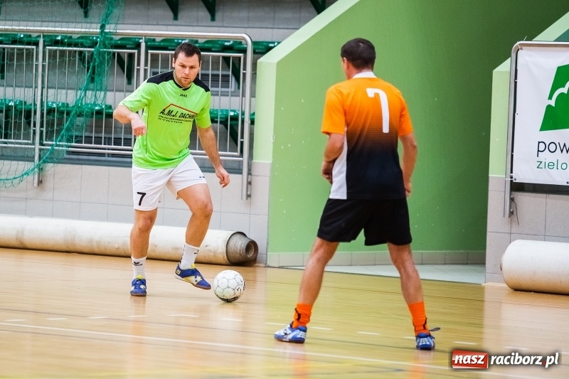 Zdjęcie w galerii na portalu naszraciborz.pl: Niedzielne starcia w Halowej Lidze Piłki Nożnej wiadomości z regionu