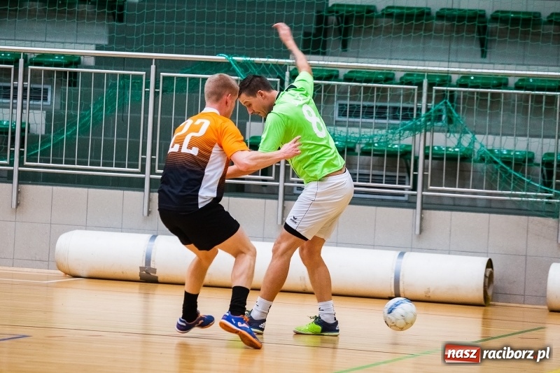 Zdjęcie w galerii na portalu naszraciborz.pl: Niedzielne starcia w Halowej Lidze Piłki Nożnej wiadomości z regionu