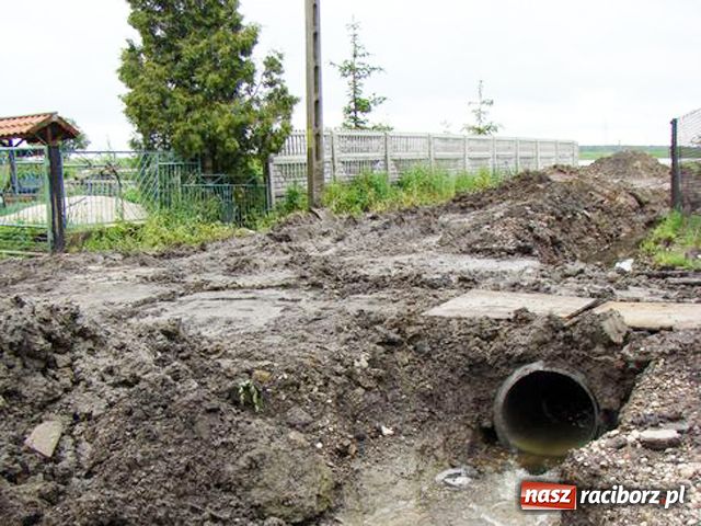 Zdjęcie w galerii na portalu naszraciborz.pl: Przed domem mają koryto rzeki wiadomości z regionu