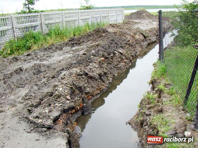 Zdjęcie w galerii na portalu naszraciborz.pl: Przed domem mają koryto rzeki wiadomości z regionu