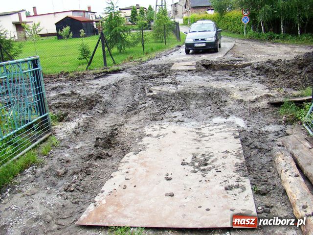 Zdjęcie w galerii na portalu naszraciborz.pl: Przed domem mają koryto rzeki wiadomości z regionu