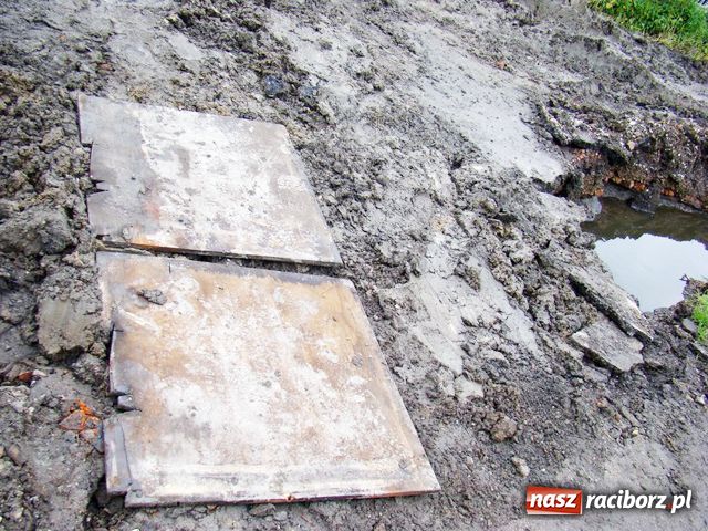 Zdjęcie w galerii na portalu naszraciborz.pl: Przed domem mają koryto rzeki wiadomości z regionu