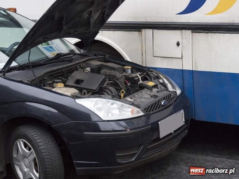 Zdjęcie w galerii na portalu naszraciborz.pl: Zderzenie forda i autobusu PKS w Kuźni Raciborskiej  wiadomości z regionu