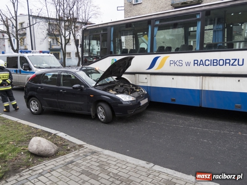 Zdjęcie w galerii na portalu naszraciborz.pl: Zderzenie forda i autobusu PKS w Kuźni Raciborskiej  wiadomości z regionu