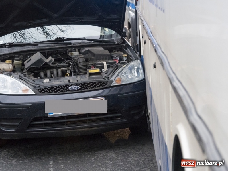 Zdjęcie w galerii na portalu naszraciborz.pl: Zderzenie forda i autobusu PKS w Kuźni Raciborskiej  wiadomości z regionu