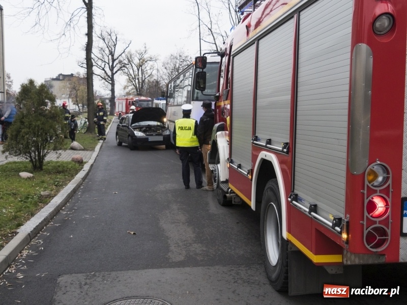 Zdjęcie w galerii na portalu naszraciborz.pl: Zderzenie forda i autobusu PKS w Kuźni Raciborskiej  wiadomości z regionu