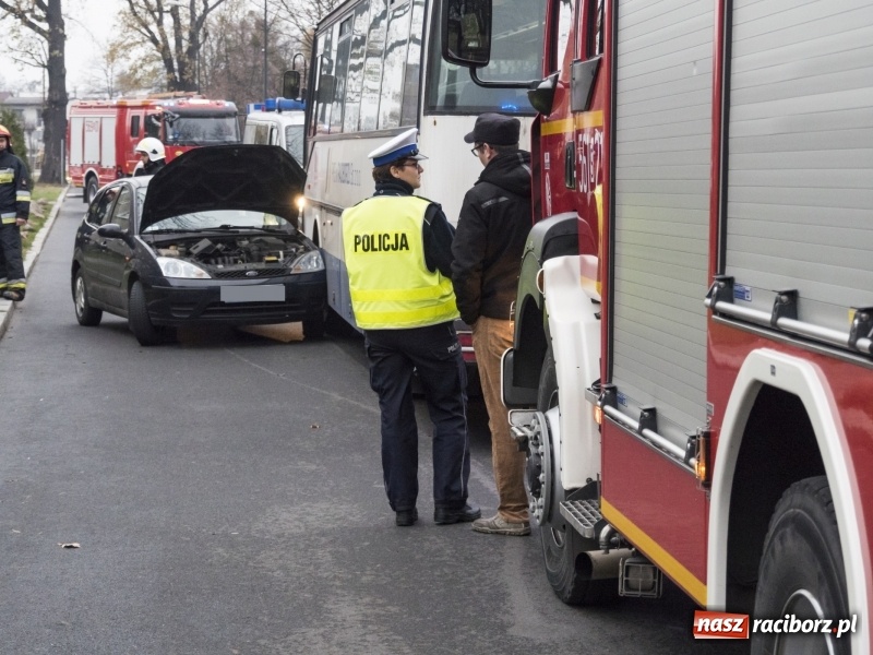 Zdjęcie w galerii na portalu naszraciborz.pl: Zderzenie forda i autobusu PKS w Kuźni Raciborskiej  wiadomości z regionu