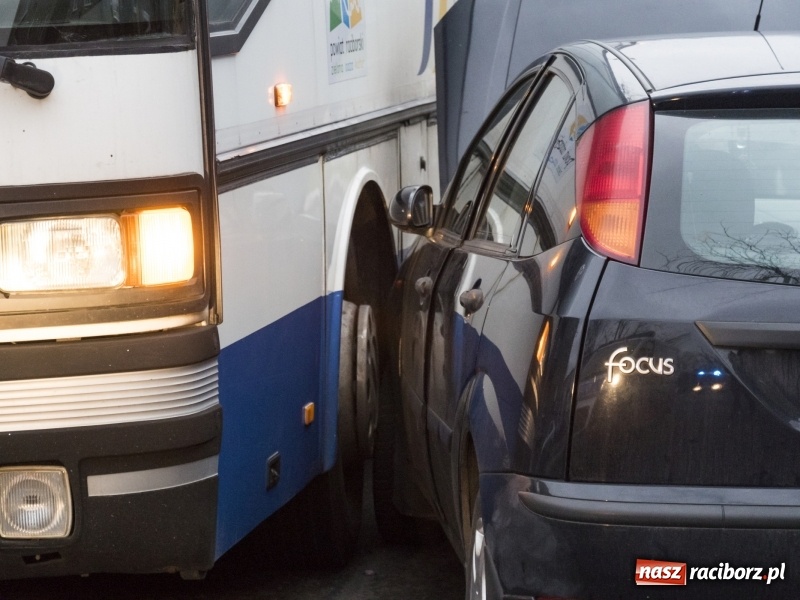 Zdjęcie w galerii na portalu naszraciborz.pl: Zderzenie forda i autobusu PKS w Kuźni Raciborskiej  wiadomości z regionu