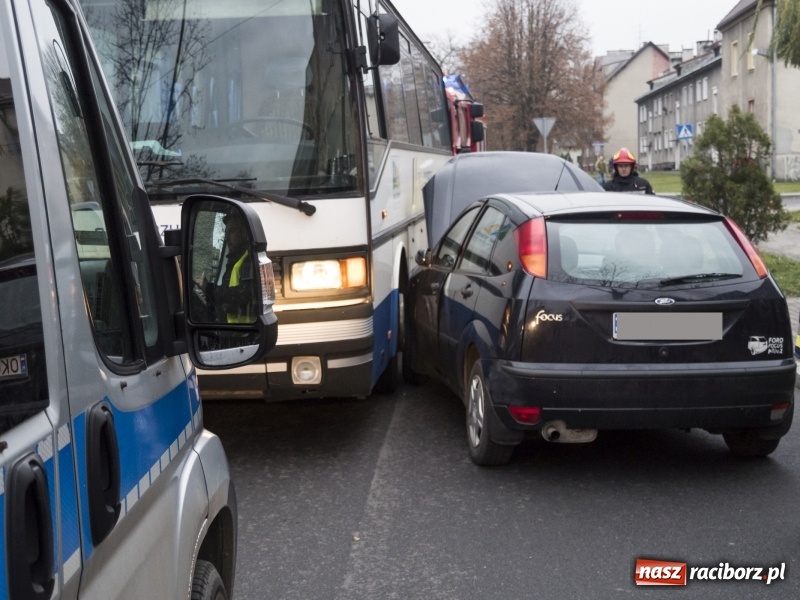 Zdjęcie w galerii na portalu naszraciborz.pl: Zderzenie forda i autobusu PKS w Kuźni Raciborskiej  wiadomości z regionu