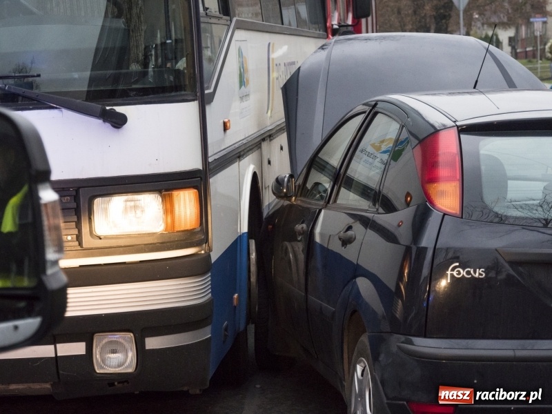 Zdjęcie w galerii na portalu naszraciborz.pl: Zderzenie forda i autobusu PKS w Kuźni Raciborskiej  wiadomości z regionu
