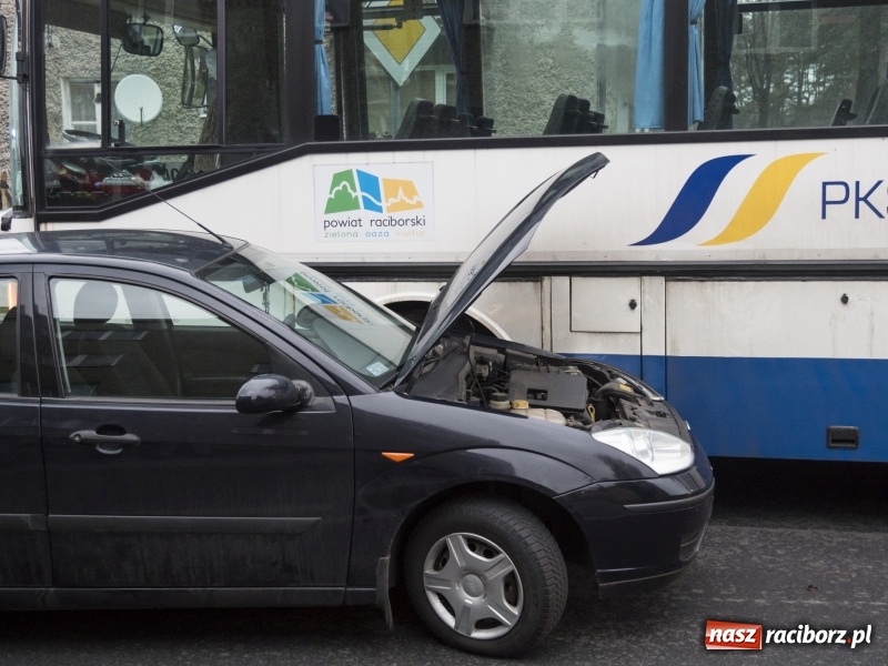 Zdjęcie w galerii na portalu naszraciborz.pl: Zderzenie forda i autobusu PKS w Kuźni Raciborskiej  wiadomości z regionu