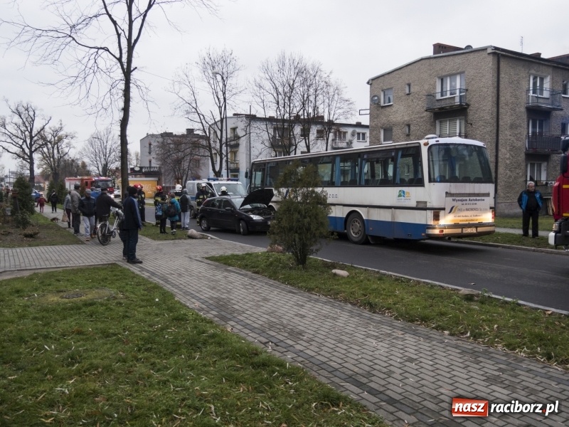 Zdjęcie w galerii na portalu naszraciborz.pl: Zderzenie forda i autobusu PKS w Kuźni Raciborskiej  wiadomości z regionu
