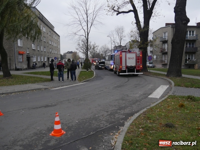 Zdjęcie w galerii na portalu naszraciborz.pl: Zderzenie forda i autobusu PKS w Kuźni Raciborskiej  wiadomości z regionu
