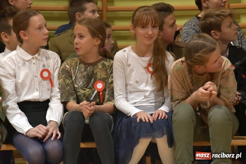 Zdjęcie w galerii na portalu naszraciborz.pl: Patriotyczny wieczór poezji  i pieśni w SP3 wiadomości z regionu