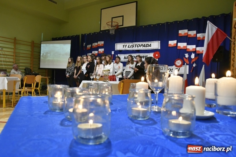 Zdjęcie w galerii na portalu naszraciborz.pl: Patriotyczny wieczór poezji  i pieśni w SP3 wiadomości z regionu