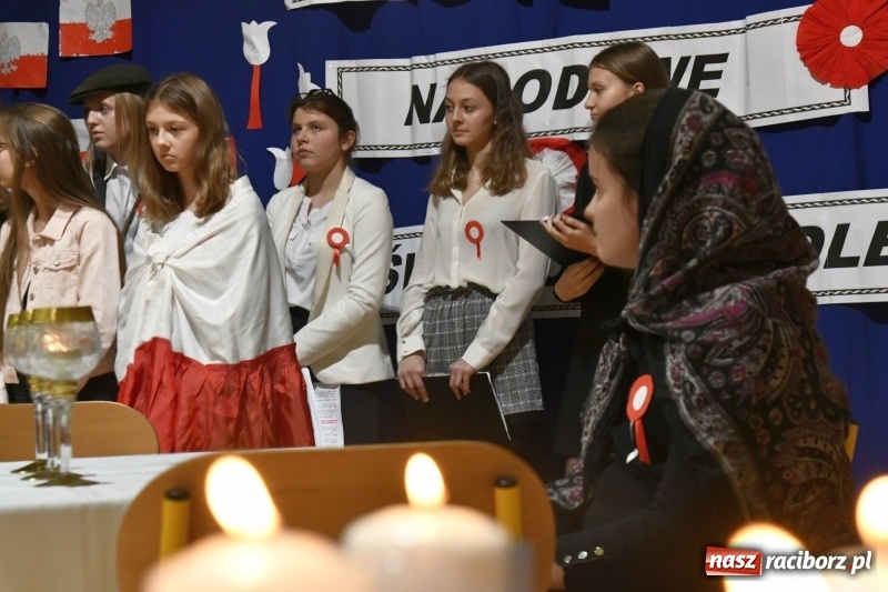 Zdjęcie w galerii na portalu naszraciborz.pl: Patriotyczny wieczór poezji  i pieśni w SP3 wiadomości z regionu