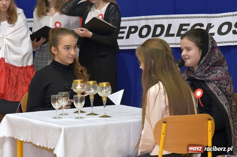 Zdjęcie w galerii na portalu naszraciborz.pl: Patriotyczny wieczór poezji  i pieśni w SP3 wiadomości z regionu