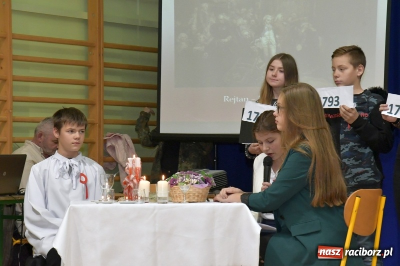 Zdjęcie w galerii na portalu naszraciborz.pl: Patriotyczny wieczór poezji  i pieśni w SP3 wiadomości z regionu