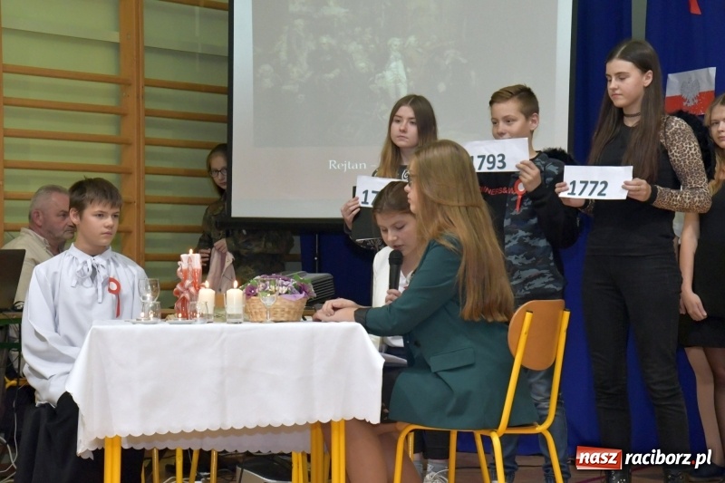 Zdjęcie w galerii na portalu naszraciborz.pl: Patriotyczny wieczór poezji  i pieśni w SP3 wiadomości z regionu