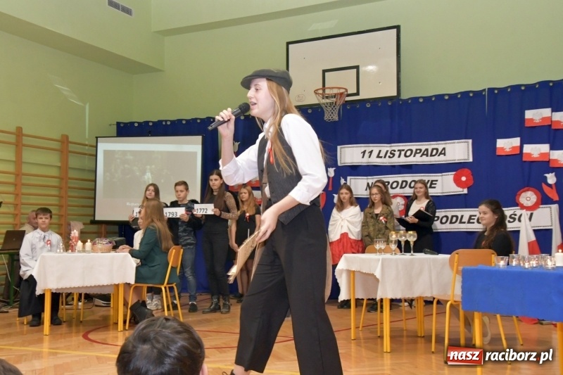 Zdjęcie w galerii na portalu naszraciborz.pl: Patriotyczny wieczór poezji  i pieśni w SP3 wiadomości z regionu