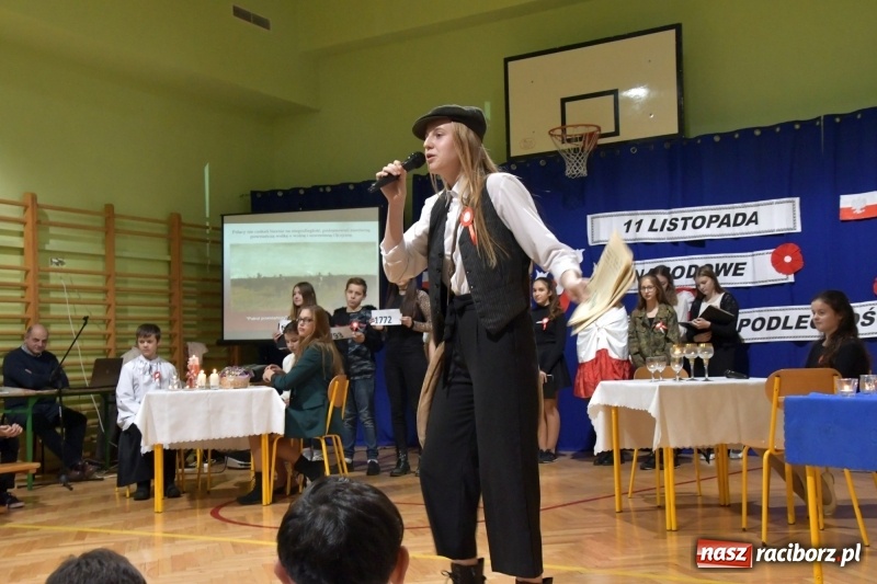 Zdjęcie w galerii na portalu naszraciborz.pl: Patriotyczny wieczór poezji  i pieśni w SP3 wiadomości z regionu