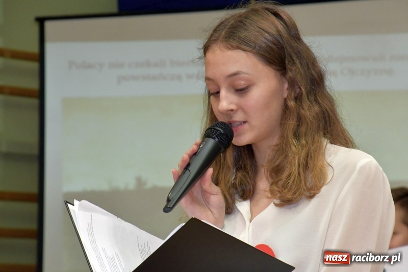 Zdjęcie w galerii na portalu naszraciborz.pl: Patriotyczny wieczór poezji  i pieśni w SP3 wiadomości z regionu