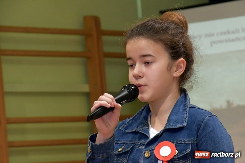 Zdjęcie w galerii na portalu naszraciborz.pl: Patriotyczny wieczór poezji  i pieśni w SP3 wiadomości z regionu