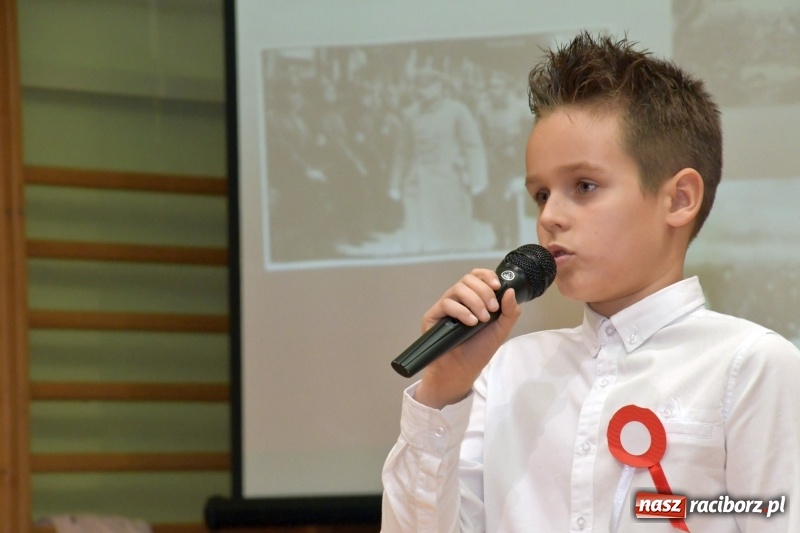 Zdjęcie w galerii na portalu naszraciborz.pl: Patriotyczny wieczór poezji  i pieśni w SP3 wiadomości z regionu